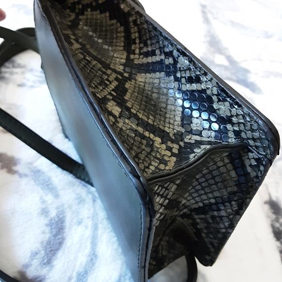 NWT. MKF crossbody bag - Picture 3 of 10